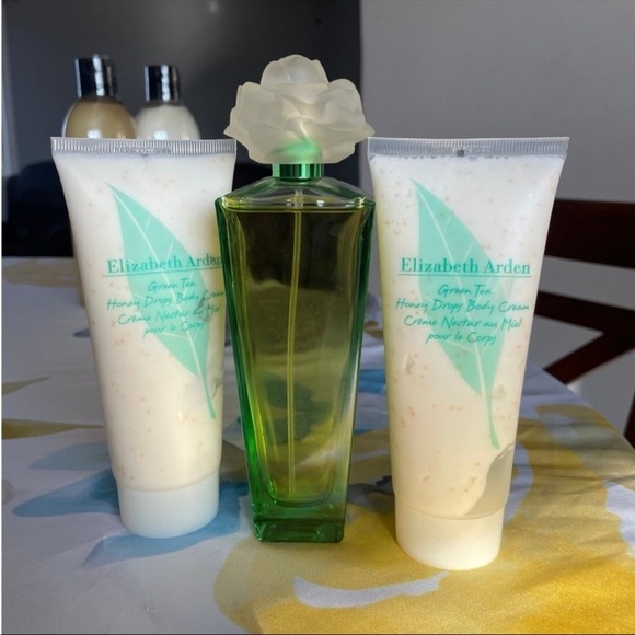Elizabeth Arden Other - Elizabeth Arden gardenia and green tea honey drop